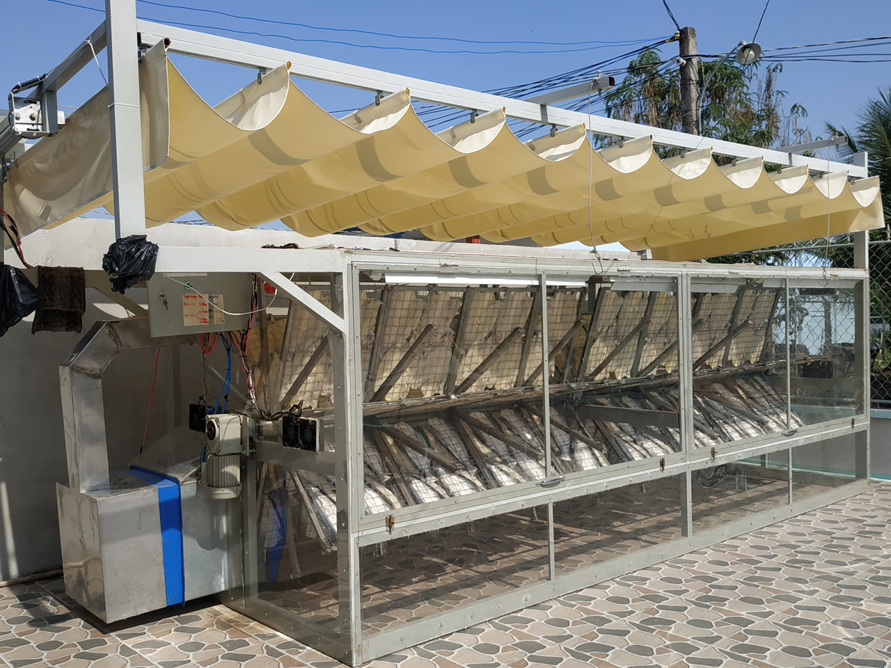 Buồng Sấy Cá Dứa Một Nắng Ứng Dụng Năng Lượng Mặt Trời Với Giàn Sấy Động Trục Ngang - Công Suất 200kg